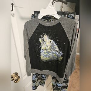 Gray and Black Wolf Graphic Sweatshirt